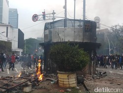 Massa Demo Juga Ricuh di Tugu Tani, Pos Polisi Dibakar