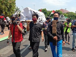 Satgas COVID-19 Sebut Demo Tolak Omnibus Law Berisiko Ciptakan Klaster Baru Satgas COVID-19 Sebut Demo Tolak Omnibus Law Berisiko Ciptakan Klaster Baru