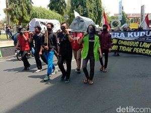 Massa Demo Tolak Omnibus Law Long March Bawa Keranda ke DPRD Kudus