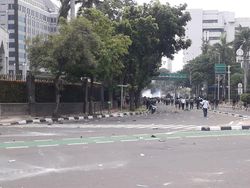Dibubarkan dari Patung Kuda, Massa Ricuh di Jl Budi Kemuliaan-MH Thamrin