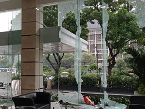 Personel TNI Siaga di Gedung ESDM yang Dirusak Massa Aksi