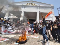 Massa Demo Tolak Omnibus Law Sempat Bakar Ban di DPRD Kota Tegal