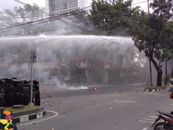 Ditembaki Gas Air Mata, Massa Demo Tolak Omnibus Law Menjauh dari DPRD Sumut