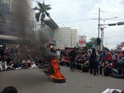 Massa Demo Tolak Omnibus Law UU Ciptaker Bakar Ban di Medan, Lalin Macet