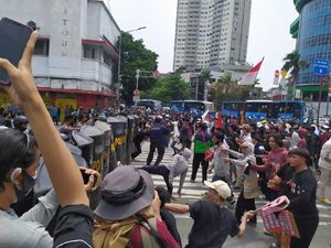 Massa Demonstran di Harmoni Lempari Polisi dengan Botol Massa Demonstran di Harmoni Lempari Polisi dengan Botol