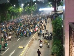 Massa di Jalan Sudirman Dipukul Mundur, Polisi Tembakkan Gas Air Mata