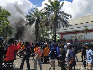 Temui Massa Aksi di Kendari, Ketua DPRD Sultra dari PAN Tolak Omnibus Law!