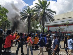 Temui Massa Aksi di Kendari, Ketua DPRD Sultra dari PAN Tolak Omnibus Law!