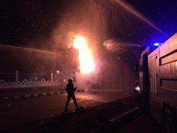 Massa Masih Ricuh, Videotron Kantor Gubernur Sulsel-Motor Polisi Dibakar