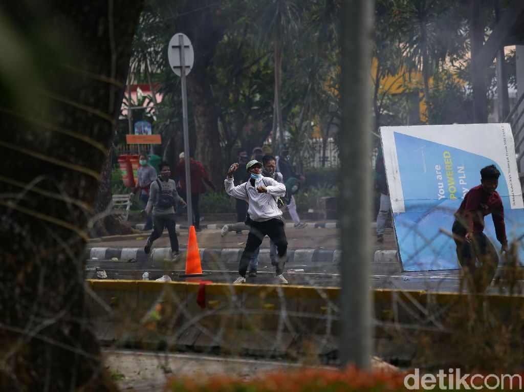 Peristiwa Menonjol Seputar Demo UU Cipta Kerja di Jakarta Sejauh Ini Peristiwa Menonjol Seputar Demo UU Cipta Kerja di Jakarta Sejauh Ini