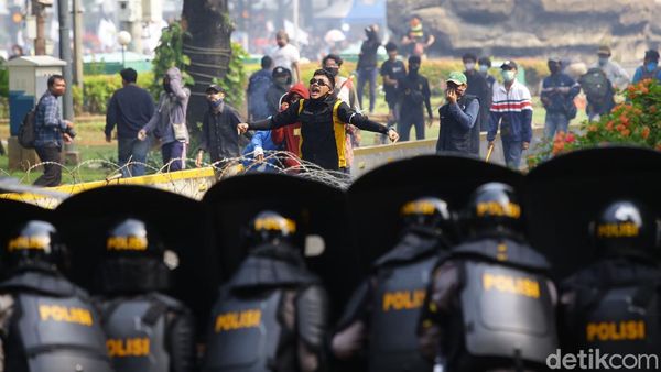 Massa di Patung Kuda Ricuh
