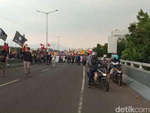 Massa Buruh-Mahasiswa Sempat Blokade Flyover Pasupati Bandung