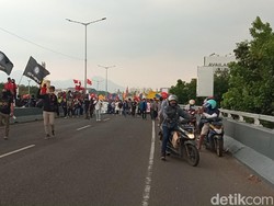 Massa Buruh-Mahasiswa Sempat Blokade Flyover Pasupati Bandung