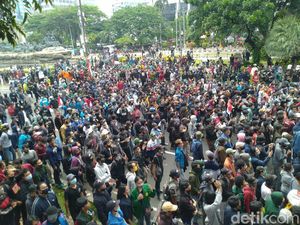 Massa Mahasiswa Demo UU Cipta Kerja di Patung Kuda Terus Berdatangan