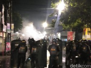 Dipukul Mundur, Massa di Jalan Alauddin Makassar Serang Balik Polisi