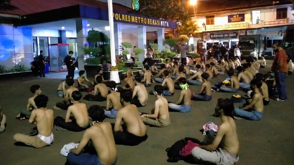 Massa pelajar diamankan di Bekasi Massa pelajar diamankan di Bekasi