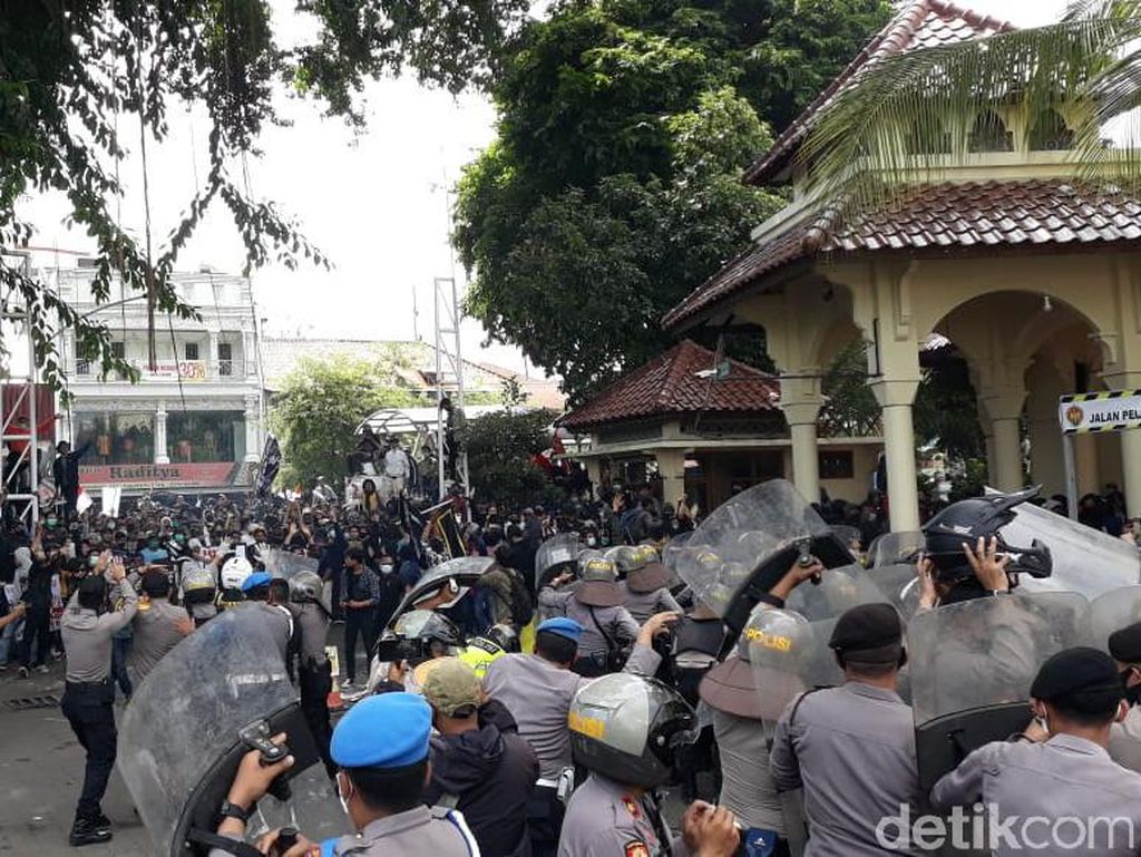 Demo UU Cipta Kerja di DIY Ricuh, Pimpinan DPRD: Ada yang Nyusup Demo UU Cipta Kerja di DIY Ricuh, Pimpinan DPRD: Ada yang Nyusup