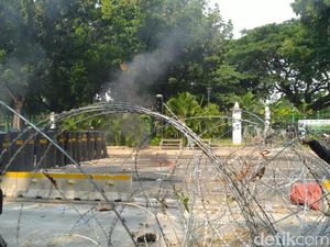 Massa di Patung Kuda Ricuh: Lempar Batu-Molotov, Jebol Kawat Berduri