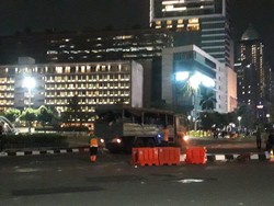 Diangkut Truk, Massa Tinggalkan Bundaran HI