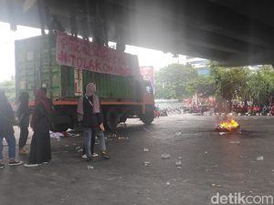 Massa di Makassar Tutup Jalur Flyover Urip, Teriakkan Makian untuk DPR