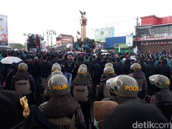 Demo UU Cipta Kerja Tutup Jalan Bundaran Kartasura, Arus Lalin Lumpuh