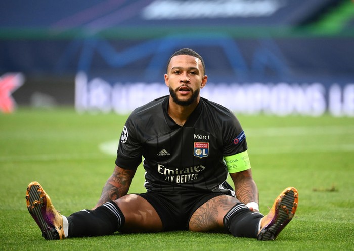 LISBON, PORTUGAL - AUGUST 19: Memphis Depay of Olympique Lyonnais reacts after a missed chance during the UEFA Champions League Semi Final match between Olympique Lyonnais and Bayern Munich at Estadio Jose Alvalade on August 19, 2020 in Lisbon, Portugal. (Photo by Franck Fife/Pool via Getty Images)