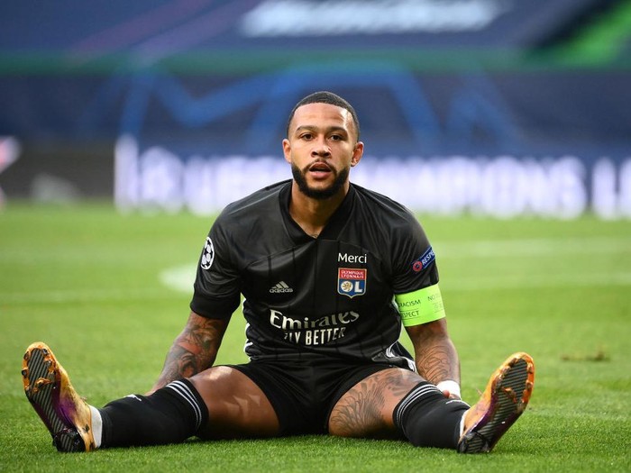 LISBON, PORTUGAL - AUGUST 19: Memphis Depay of Olympique Lyonnais reacts after a missed chance during the UEFA Champions League Semi Final match between Olympique Lyonnais and Bayern Munich at Estadio Jose Alvalade on August 19, 2020 in Lisbon, Portugal. (Photo by Franck Fife/Pool via Getty Images)