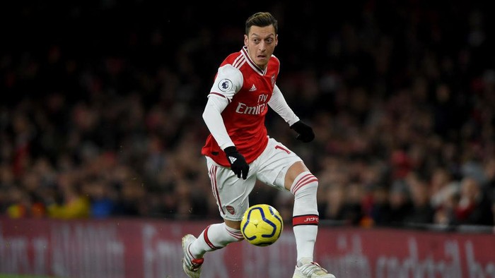 LONDON, ENGLAND - DECEMBER 05: Mesut Ozil of Arsenal runs with the ball during the Premier League match between Arsenal FC and Brighton & Hove Albion at Emirates Stadium on December 05, 2019 in London, United Kingdom. (Photo by Mike Hewitt/Getty Images)