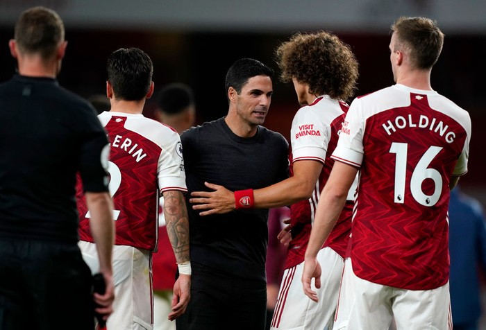 LONDON, ENGLAND - SEPTEMBER 19: Mikel Arteta, Manager of Arsenal speaks with Hector Bellerin, David Luiz and Rob Holding of Arsenal following the Premier League match between Arsenal and West Ham United at Emirates Stadium on September 19, 2020 in London, England. (Photo by Will Oliver - Pool/Getty Images)
