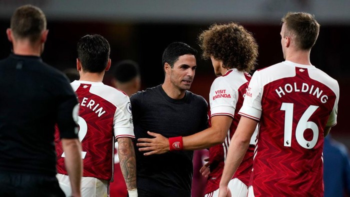 LONDON, ENGLAND - SEPTEMBER 19: Mikel Arteta, Manager of Arsenal speaks with Hector Bellerin, David Luiz and Rob Holding of Arsenal following the Premier League match between Arsenal and West Ham United at Emirates Stadium on September 19, 2020 in London, England. (Photo by Will Oliver - Pool/Getty Images)