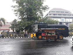 Video Polisi Amankan Penyusup Demo Tolak Omnibus Law di Solo