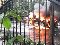 Video Demo di Malang Memanas, Mobil Patwal Dibakar Massa