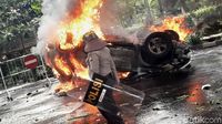 Anarkis, Mobil Pemkot Malang Dibakar Pedemo