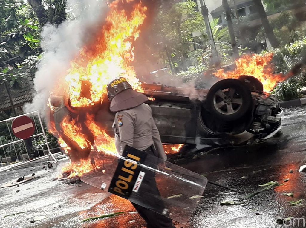 Anarkis, Mobil Pemkot Malang Dibakar Pedemo