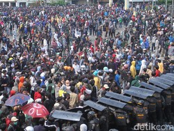 Polri Tegaskan Tak Bawa Senpi Saat Jaga Demo Tolak Omnibus Law