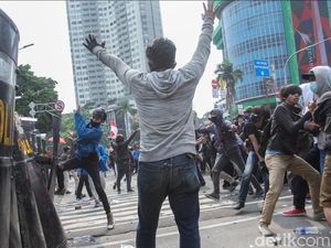 TNI Pastikan Ikut Menindak Pedemo Rusuh yang Serang Polisi