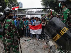 Momen TNI AD Tenangkan Massa Bikin Hati Adem