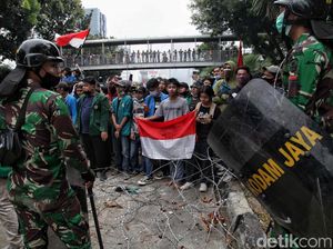 Momen TNI AD Tenangkan Massa Bikin Hati Adem Momen TNI AD Tenangkan Massa Bikin Hati Adem