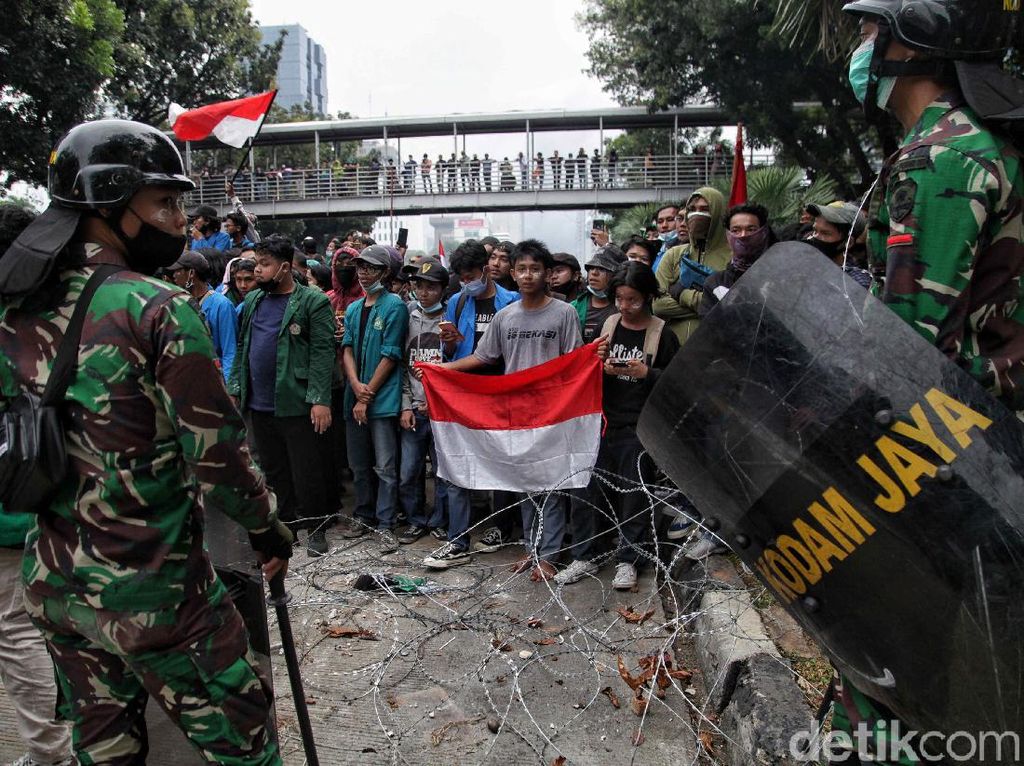Momen TNI AD Tenangkan Massa Bikin Hati Adem Momen TNI AD Tenangkan Massa Bikin Hati Adem