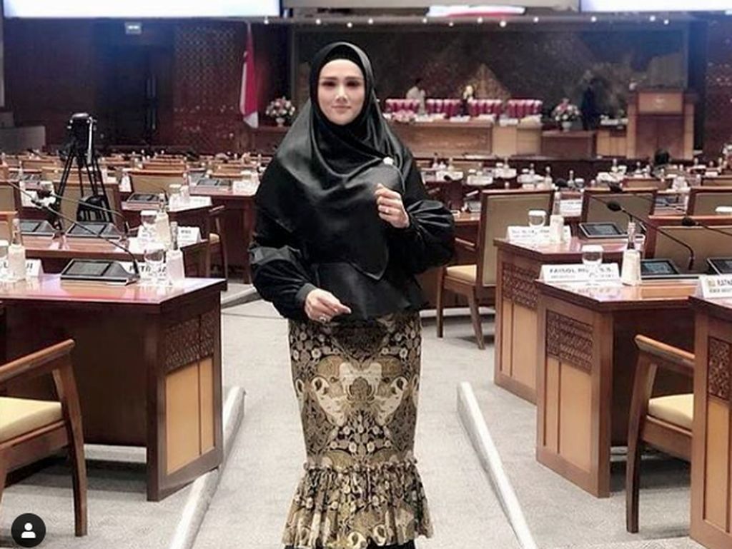 Mulan Jameela Bahas PPKM Darurat, Sindir WNA yang Bisa Masuk ke Indonesia Mulan Jameela Bahas PPKM Darurat, Sindir WNA yang Bisa Masuk ke Indonesia