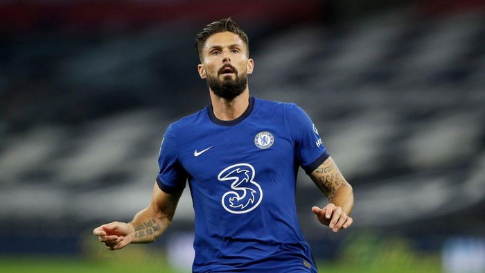 LONDON, ENGLAND - SEPTEMBER 29: Olivier Giroud of Chelsea looks on during the Carabao Cup fourth round match between Tottenham Hotspur and Chelsea at Tottenham Hotspur Stadium on September 29, 2020 in London, England. Football Stadiums around United Kingdom remain empty due to the Coronavirus Pandemic as Government social distancing laws prohibit fans inside venues resulting in fixtures being played behind closed doors. (Photo by Matt Dunham - Pool/Getty Images)
