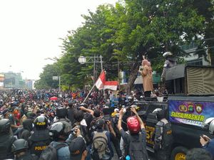 Ditemani Polisi, Orator di Jalan Suryopranoto Meminta Massa Tidak Ricuh