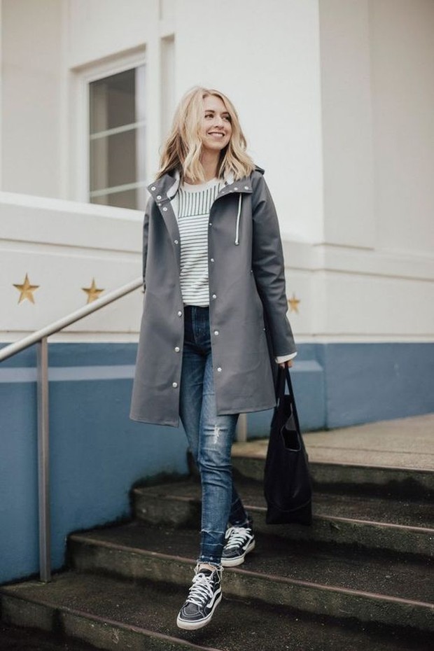 Selain turtleneck, kamu juga perlu untuk menggunakan outer misalnya seperti jaket, parka, cardigan, dan lain sebagainya.