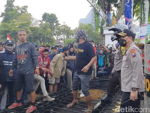 Polda Jatim Lebih Senang Sebut yang Ricuh di Demo Omnibus Law Sebagai Perusak