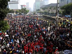 Harus Banget Berkendara Sementara Lagi Banyak Demo? Ikuti Tips Ini