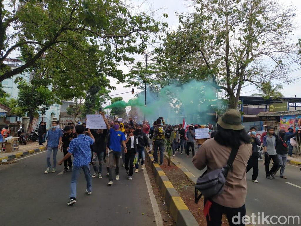 Dilarang Ikut Demonstrasi, Pelajar Serang Polisi di Cianjur