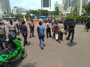 Hendak Demo di Patung Kuda Jakarta, 8 Remaja Diamankan-Buruh Diminta Bubar Hendak Demo di Patung Kuda Jakarta, 8 Remaja Diamankan-Buruh Diminta Bubar