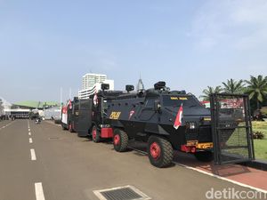 Antisipasi Demo Tolak UU Cipta Kerja, Panser-Barracuda Disiagakan di DPR