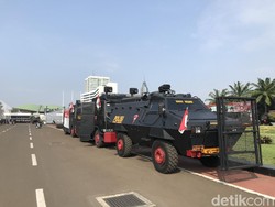 Antisipasi Demo Tolak UU Cipta Kerja, Panser-Barracuda Disiagakan di DPR
