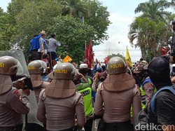 Anggota DPRD Kudus Jadi Sasaran Pelemparan Botol Pendemo UU Cipta Kerja